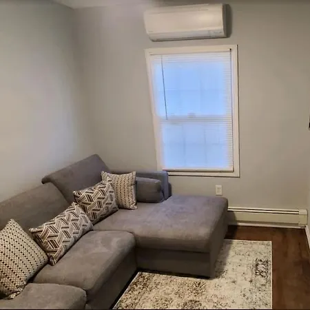 Quiet 3 Bedroom Apartment In Private Home-2