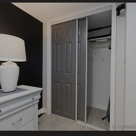 518 Basement Bungalow- Cozy Contemporary Apartment-3