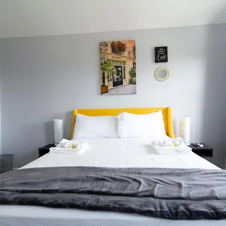 Stylish Private Room Suite 2 With Private Bathroom In Duplex Apartment In Brooklyn, Ny-3