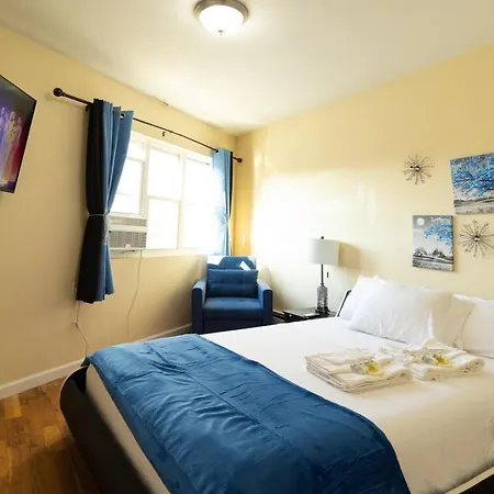 Deluxe Queen-Bed Room With Sleeper Chair In Elmhurst Ny-3