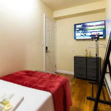 Deluxe Twin Size Bed-Red Room On The 1St Fl In Elmhurst Ny-2