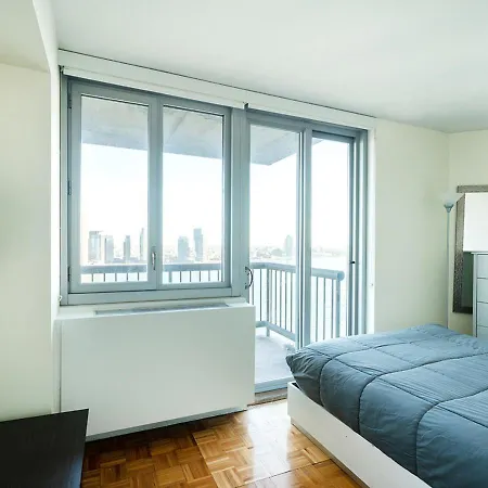 Immaculate 3 Bedroom Apartment At Midtown East-3