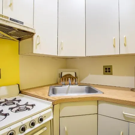 Spacious Two Bedroom Apartment In Midtown East-3