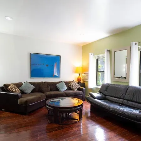 Spacious Two Bedroom Apartment In Midtown East-2