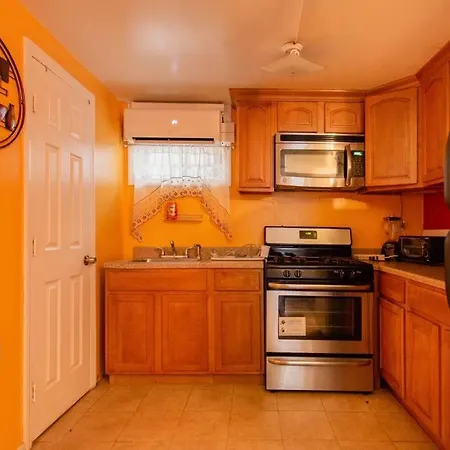 Large Apt, One Block To Train-3