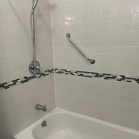 Wonderful 2 Bedroom In The Heart Of Astoria-2