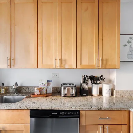 Excellent 3 Beds 2 Baths By Central Park-3