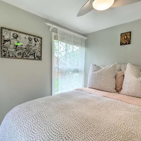 Cute East Hampton Cottage W/ Patio - Walk To Beach-2