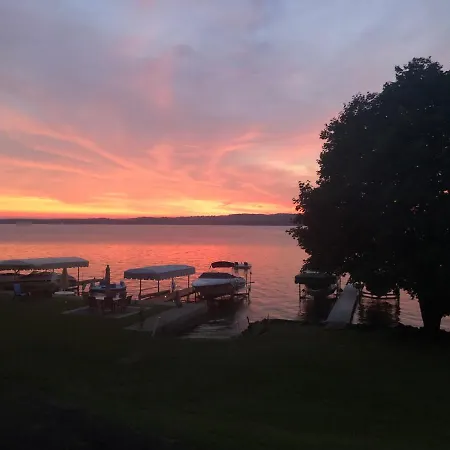 Lovely Lakeside Lodge-3