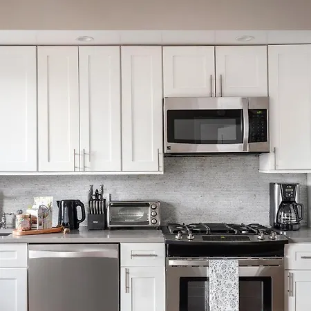 Gorgeous 2 Beds 2 Baths By Central Park-3