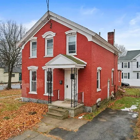 Little Red House, Apt 3-2
