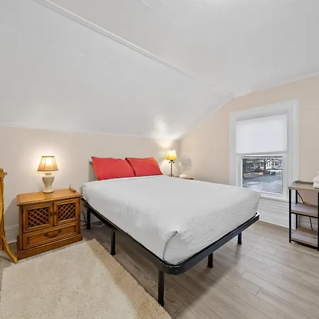 Little Red House, Apt 3-3