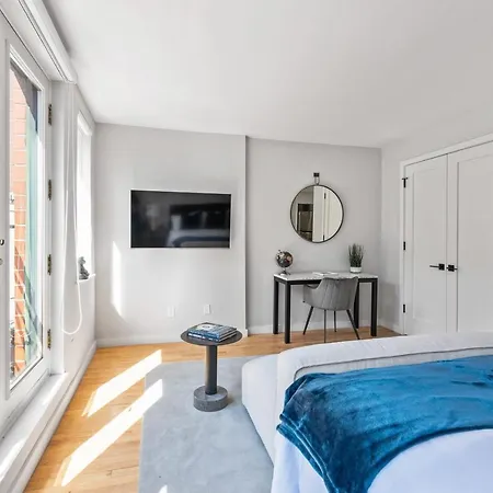 Modern Studio Suite With Charming Juliet Balcony In Upper East Side-3