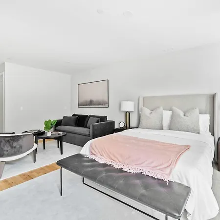 Luxe Studio Suite With Charming Juliet Balcony-3