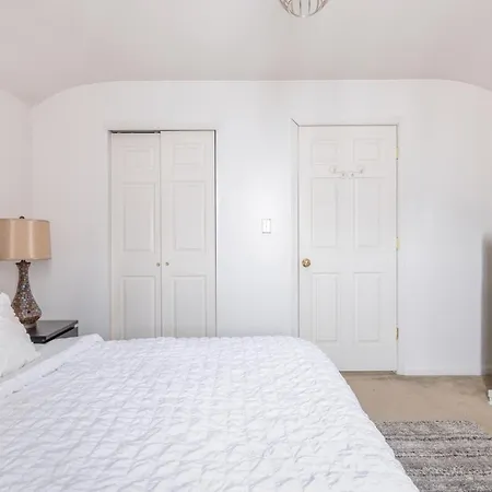 Cozy Rooms With Many Amenities-3