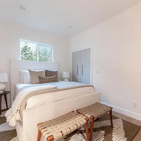Pilla And Villa Guest House On 18 St Brooklyn Ny-2