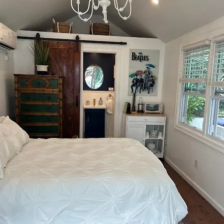 Adorable 1 Bedroom Cottage-3