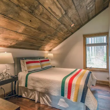 New & Stunning Chalet! Reno'D, Hot-Tub, Barrel Sauna, Slope Views, Fire Pit-3