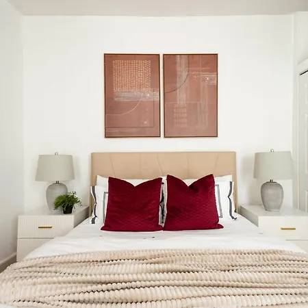 61-2C Prime Ues 2Br Newly Furnished Best Value-2