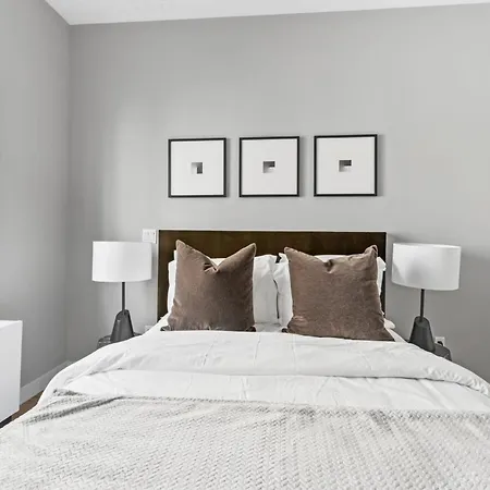 Top Notch 2 Bedroom Suite Minutes From Central Park-2