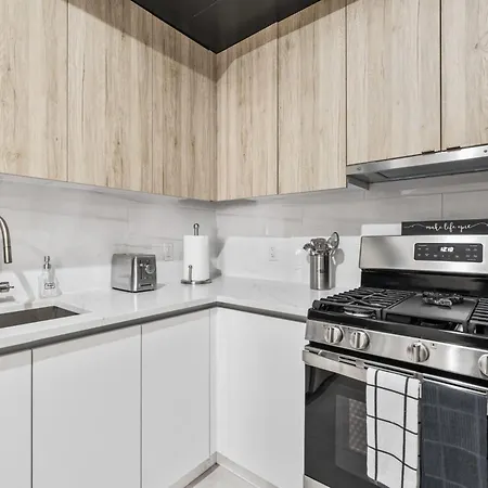 Top Notch 2Br & 2Ba Suite Minutes From Central Park In Upper East Side-3