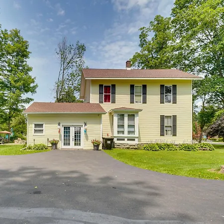 Spacious Victorian Home 1/4 Mi To Holiday Valley!-3