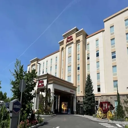 Hampton Inn & Suites Staten Island-3