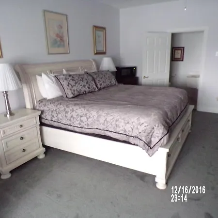 Longhouse Manor B&B-3