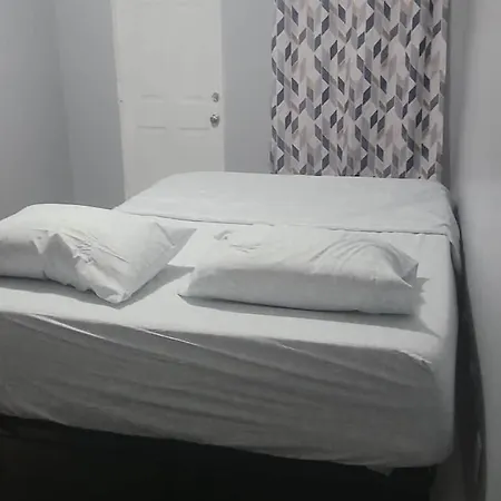 Room In A Beach House With Queen Bed In A Landlord Hosted Three Bedroom Apartment-3