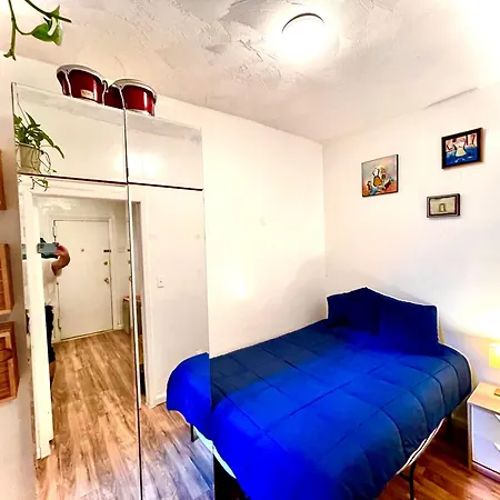 Amazing Ground Floor 2 Bedrooms In Nyc Subway Crossing The Street And One Station To Manhattan-3
