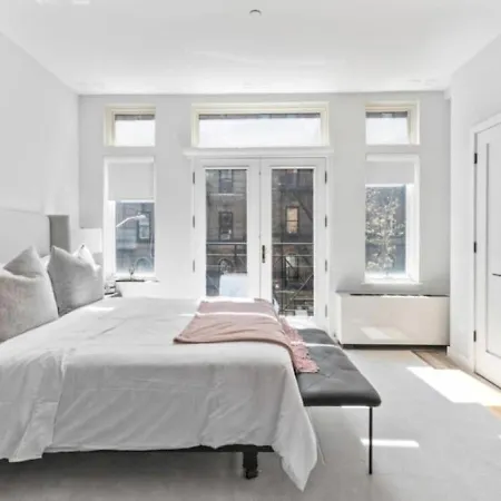 Luxe Studio W Juliet Balcony In Upper East-3