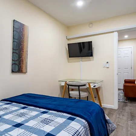 Luxe Retreat 2 Bedroom Hideaway Minutes From Nyc-2