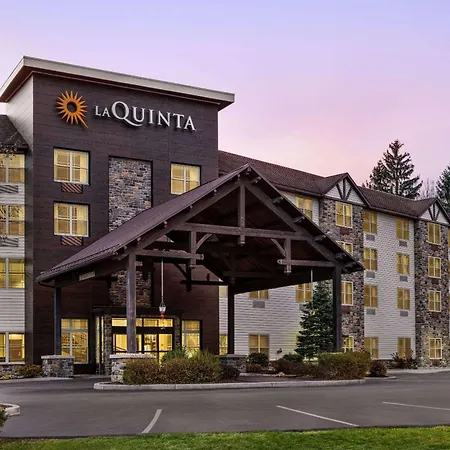 La Quinta Inn & Suites By Wyndham Lake George-2