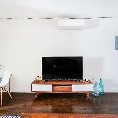 39-3 Newly Renovated 3 Bedroom Prime Midtown Sleeps 6-2