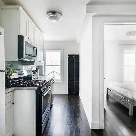 39-3 Newly Renovated 3 Bedroom Prime Midtown Sleeps 6-3