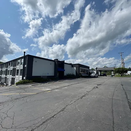 Days Inn By Wyndham Liberty Monticello-2