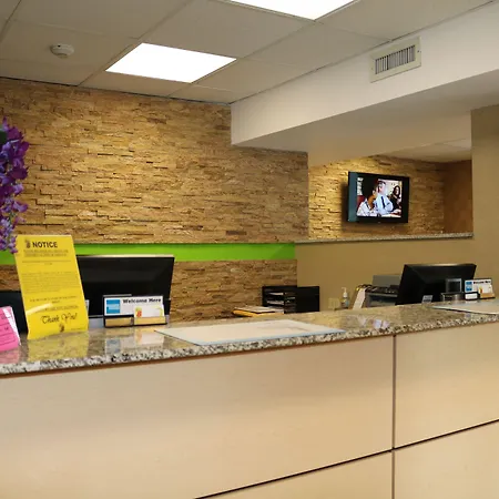 Super 8 By Wyndham Plattsburgh-3