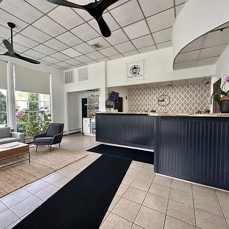 Budget Host East End Riverhead-3