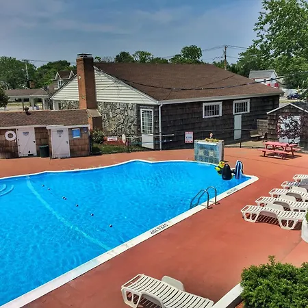 Budget Host East End Riverhead-2