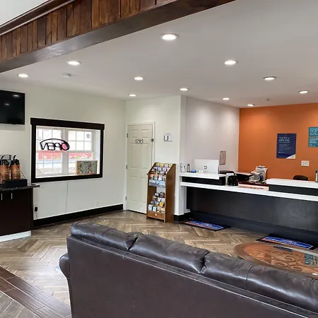 Howard Johnson By Wyndham Lake George-3