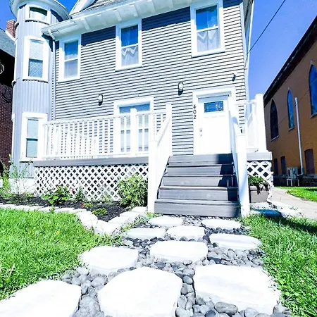 Group Friendly 6Br Near Aquarium & Niagara Falls-3