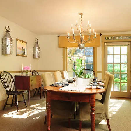 1795 Acorn Inn Bed And Breakfast-3