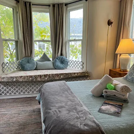 Aaron House Of Niagara Falls-2