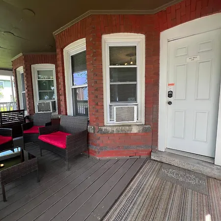 Red Brick Inn - Walk To The Falls, The Casino And All Downtown Restaurants-3