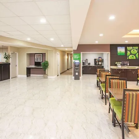 La Quinta Inn & Suites Far Rockaway - Beach Hotel-2