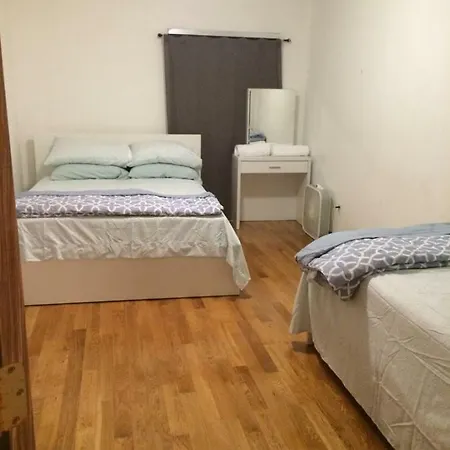 Two Br Apt In Jamaica Estates-3