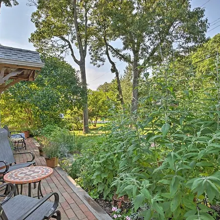 Cute East Hampton Cottage W/ Patio - Walk To Beach-3