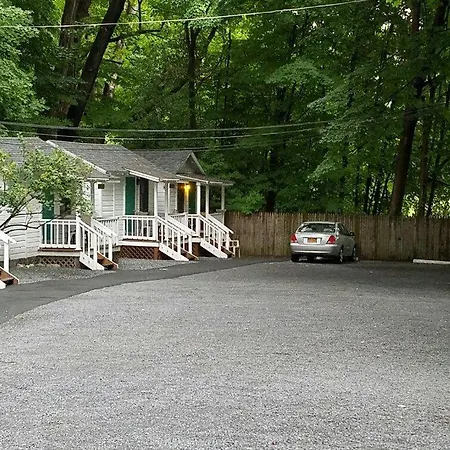Brookside Motel & Cabins-3