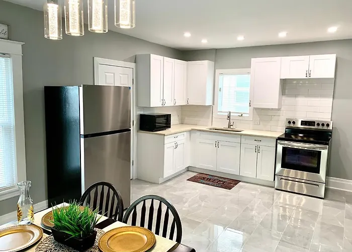 The Oakwood Cottage- With Private Yard & Parking, Minutes From Falls & Casino By Niagara Hospitality Niagarafälle