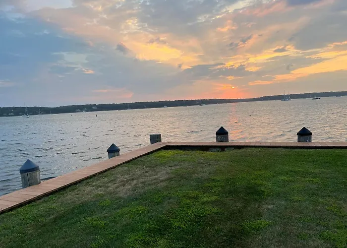 Waterfront Escape With Magical Vibes! Villa East Hampton